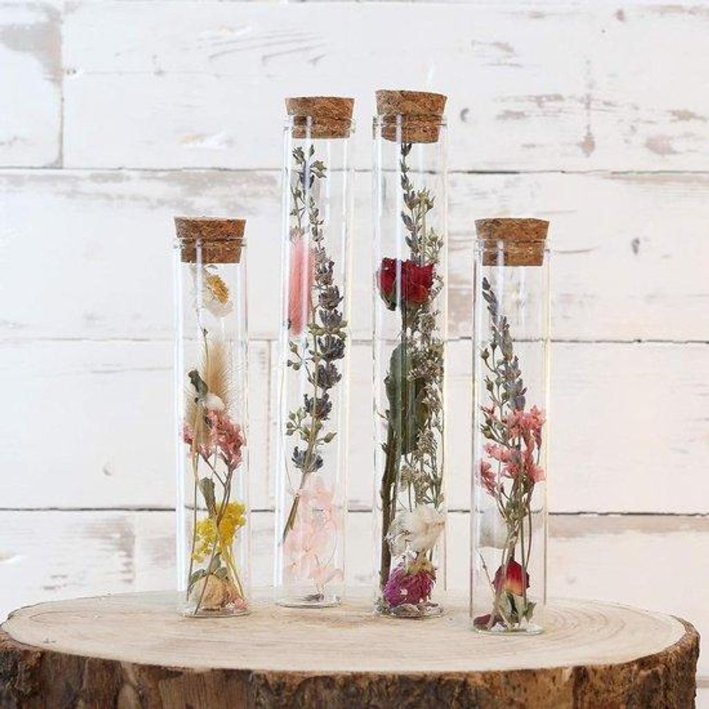 Allecto entfernt, Set van 4 gekleurde gedroogde Blumen- Dekorationsstücke in Glasvase und Glasflasche