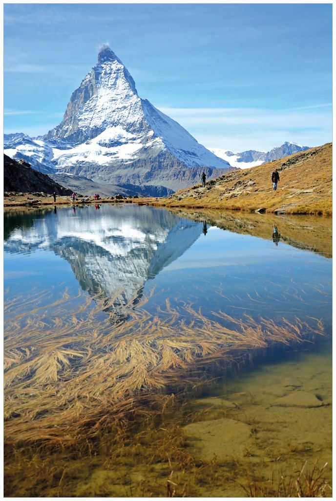Wallario Premium Glasbild, freischwebende Optik, kräftige Farben, Größe 90 x 60 cm Motiv Matterhorn - Spiegelung im See