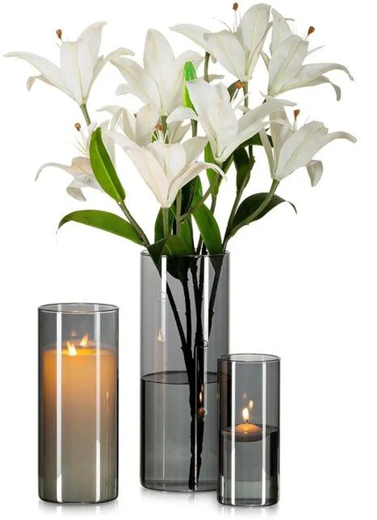 Décoration de table avec 3 vases en verre gris pour bouquets et fleurs