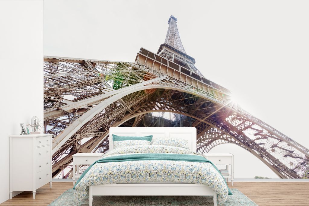 MuchoWow Fototapete für Wohnzimmer oder Schlafzimmer Wandtapete Vinyl Motivtapete Der Eiffelturm mit einem Sonnenstrahl durch den Eisenrahmen - ...
