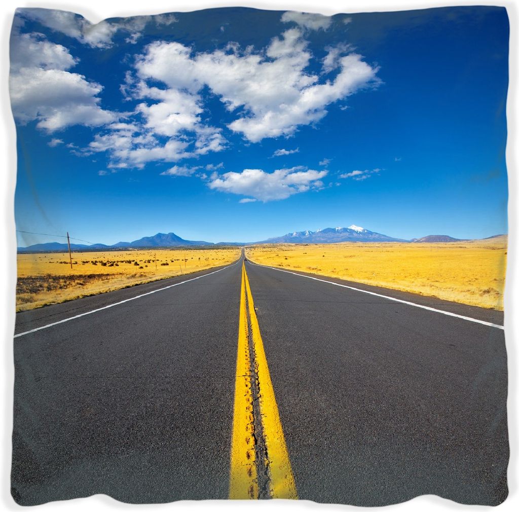 Wallario Premium Kissen, weiche Oberfläche, mit Motiv Route 89 in Arizona - Am Ende der Horizont, Größe: 40 x 40 cm, mit weißer Rückseite