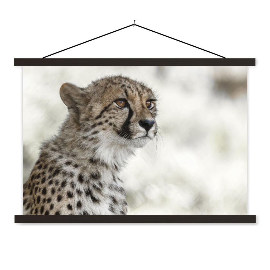 MuchoWow Textilposter Junger Gepard im Schnee 120x80 cm mit schwarzem Rahmen - Wanddeko