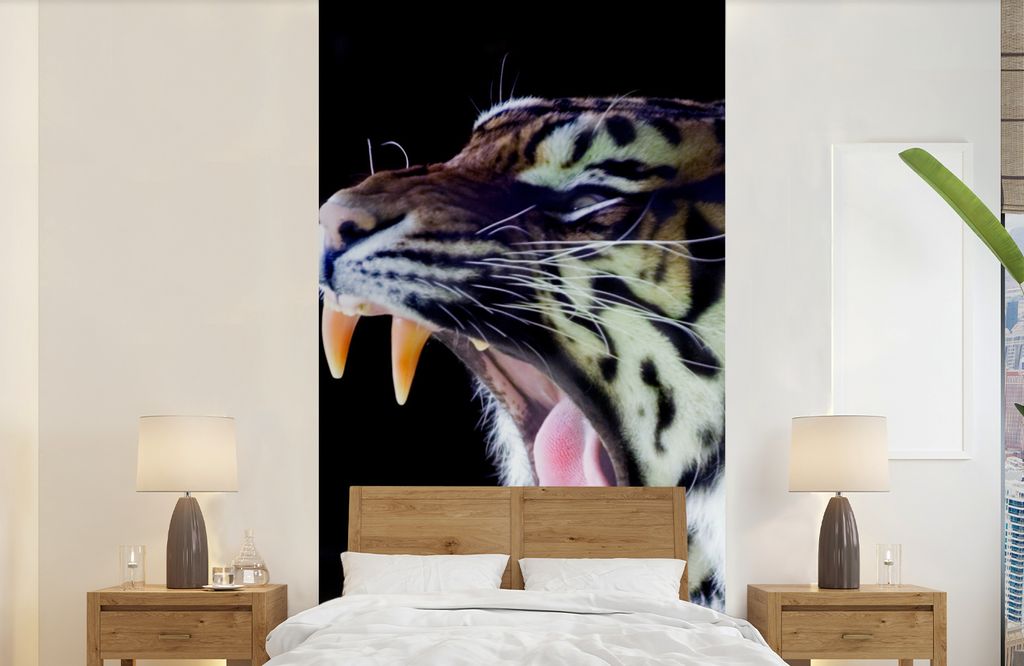 MuchoWow Fototapete für Wohnzimmer oder Schlafzimmer Wandtapete Vinyl Motivtapete Brüllender Tiger auf schwarzem Hintergrund - 120x240 cm