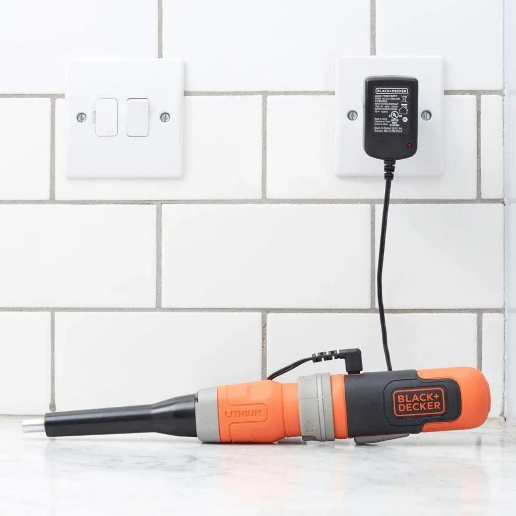 Mini visseuse à piles BCF601C BLACK+DECKER avec kit d'embouts inclus - 2