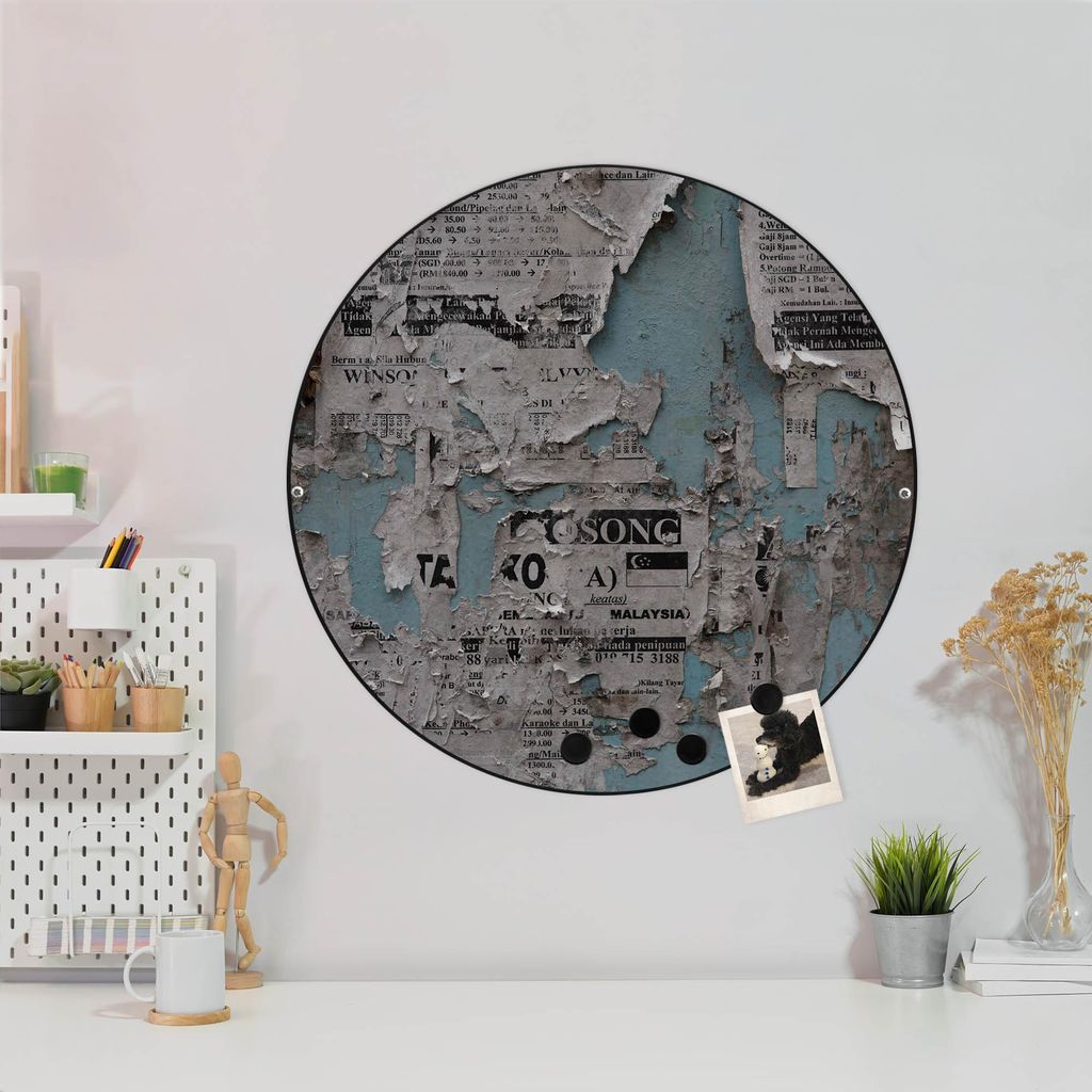 Design Stahlmagnettafel Schwarz Rund 47cm Wand mit Zeitungen