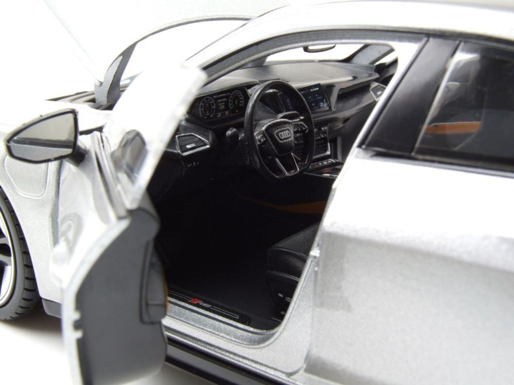 Audi RS e-tron GT strieborná 1:18 BBURAGO Obrázok produktu 13