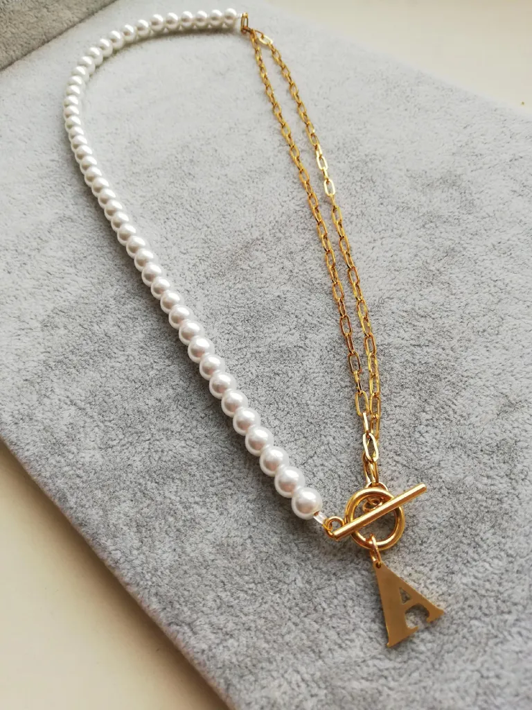 Collana Perle e Acciaio con Iniziale Stahl - 50cm Eleganza Personalizzata