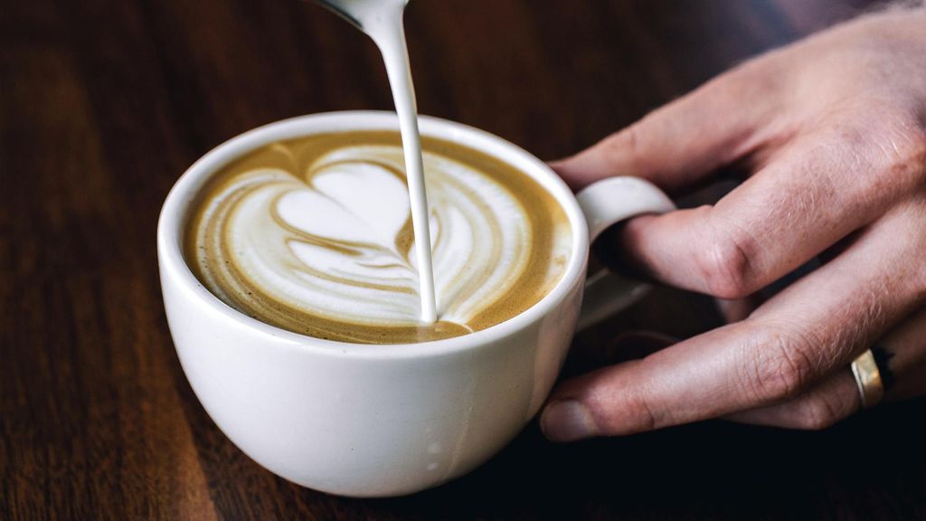 Jochen Schweizer Latte Art Kurs Hamburg; Erlebnis verschenken oder selbst erleben; Gutschein gültig für 1 Person Gruppengröße: 3-6 Personen