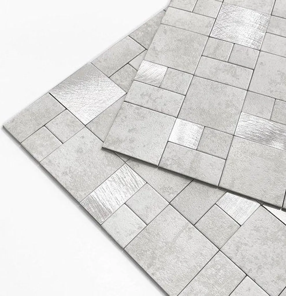 Décorer une crédence de cuisine avec ce kit mosaïque grise autocollante