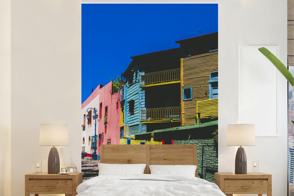 MuchoWow Fototapete für Wohnzimmer oder Schlafzimmer Wandtapete Vinyl Motivtapete Bunte Straße im südamerikanischen Stadtteil La Boca - 180x28...