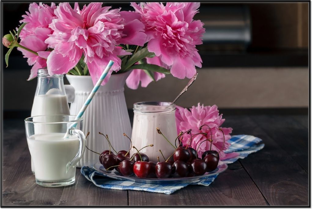 Wallario Wandbild Milch mit Kirschen zum Frühstück mit rosa Blumenarrangement, Größe: 61 x 91,50 cm, Poster mit schwarzem Aluminiumrahmen