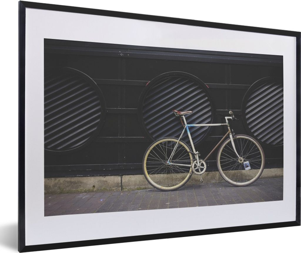 MuchoWow MuchoWow Gerahmtes Poster Ein auf dem Bürgersteig abgestelltes Fahrrad 60x40 cm - Poster mit zchwarzem Bilderrahmen - Schlafzimmer - ...