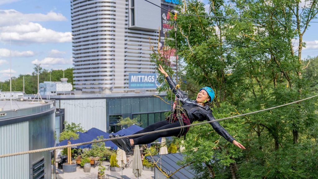 Jochen Schweizer Hochseilgarten & Flying Fox für 2 - Arena München; Erlebnis verschenken oder selbst erleben; Gutschein gültig für 2 Personen ...