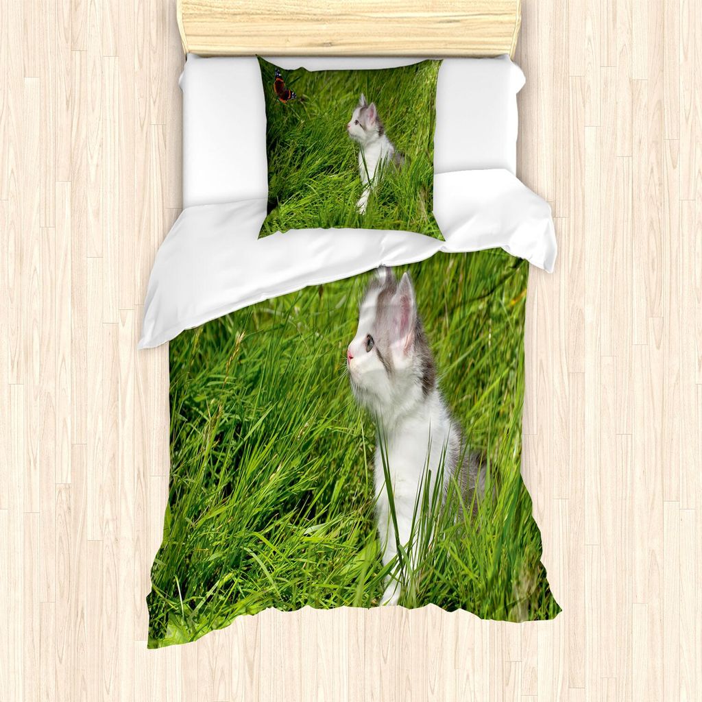 ABAKUHAUS Natur Bettbezug Set, Nette Katze, die einen Schmetterling auf Gras-Feld-Garten-inspirierendem Bild überwacht, 135 x 200 cm + 80 x 80 cm,...