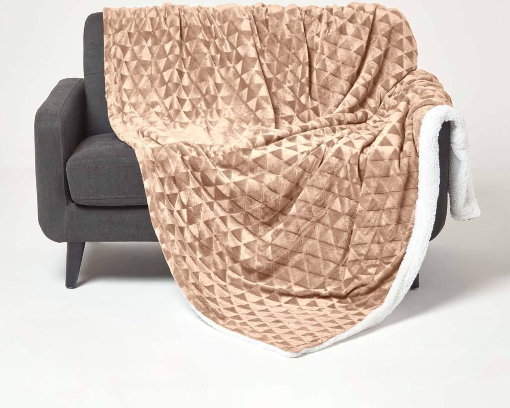 HOMESCAPES Kuschelige Samtdecke mit Dreiecksmuster - Sherpa-Decke hellbraun, 130 x 160 cm