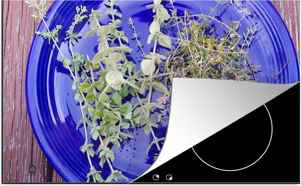 KitchenYeah Herdabdeckplatte Ein blauer Teller mit aromatischem Thymian auf einem Holztisch , 91x52cm, Küche Deko, Glaskeramikfeld Herdabdeckung...