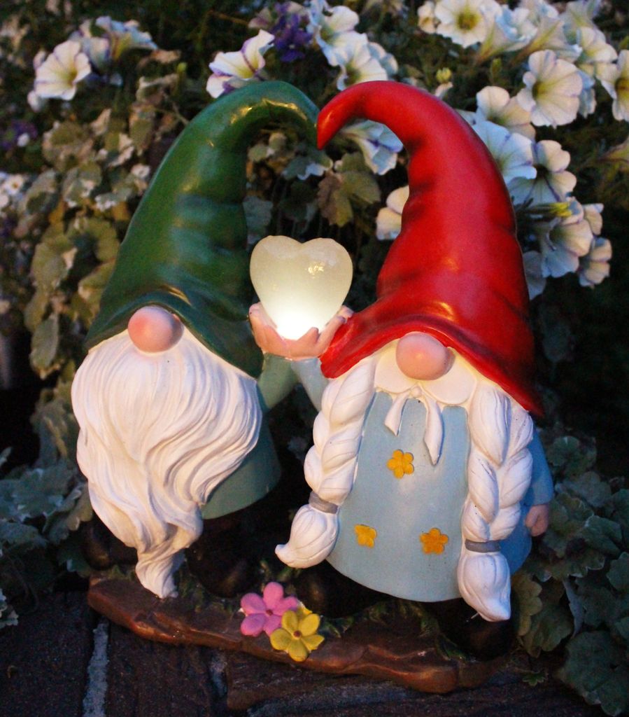 Solar Gartenfigur Gartenzwerg Pärchen mit Herz Wichtel Solarleuchte Solarlampe für Außen Gartendekoration