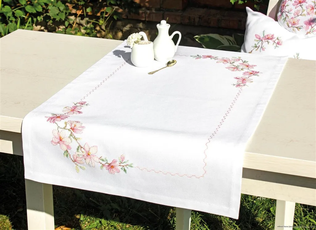 Kit Broderie Chemin de Table 46x76cm Motif Floral Pommier Apfelblüte