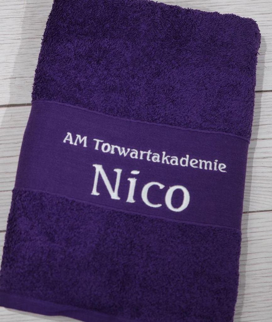 Personalisiertes Duschtuch 70 x 140 cm mit Namen und Wunschtext – besticktes Handtuch Violett mit Bordüre, 500 g/m²