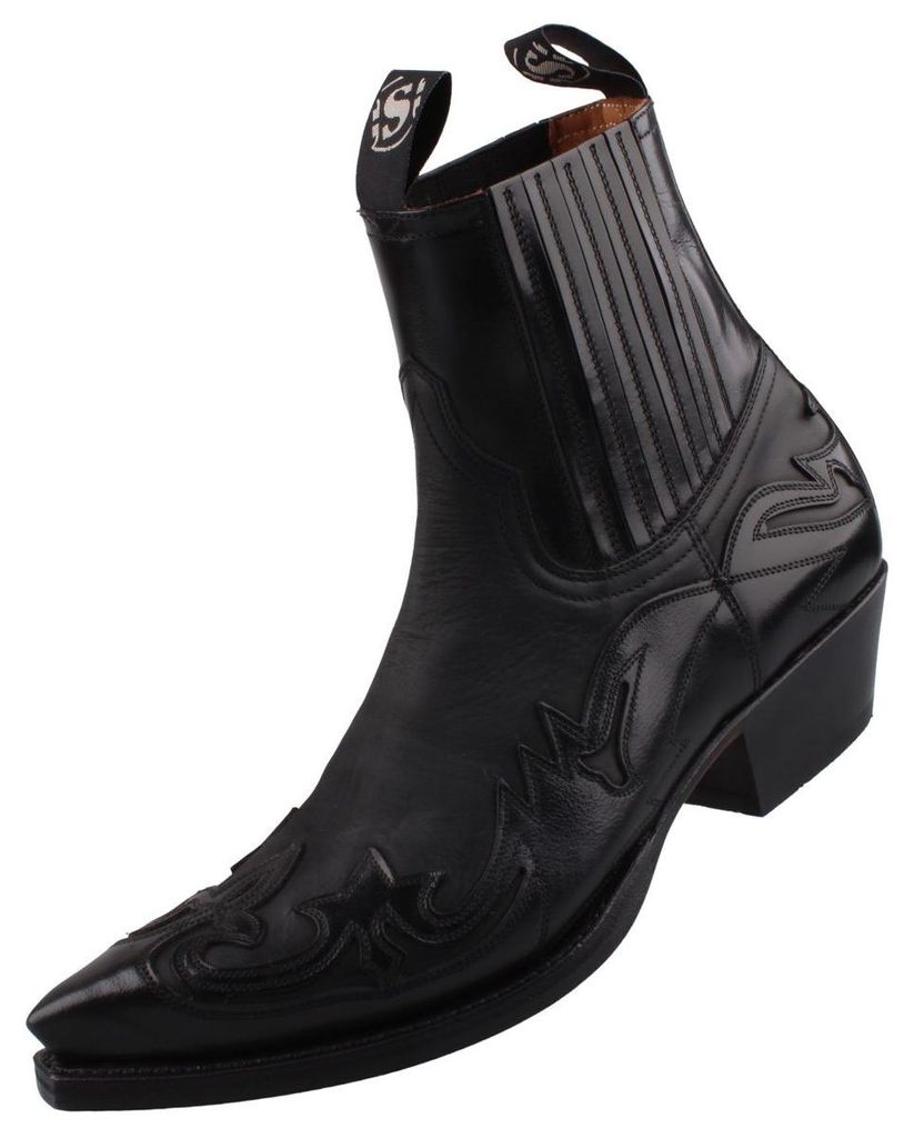Das Bild zeigt einen schwarzen Stiefel der elegant und schlicht gestaltet ist. Der Stiefel wird von der Seite betrachtet und hebt seine Form und Details hervor.
