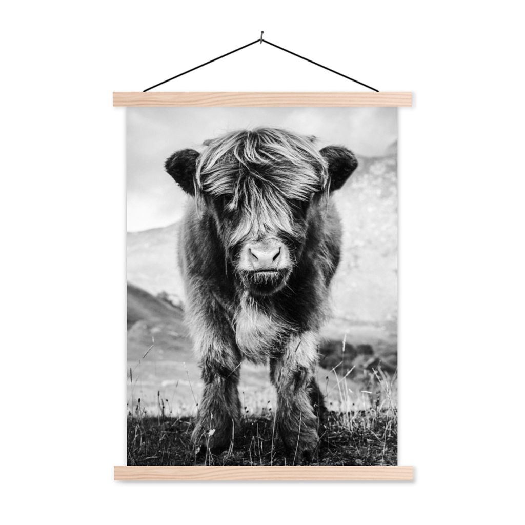 MuchoWow Textilposter Schottischer Highlander - Berg - Schwarz - Weiß 60x80 cm mit holzfarbenen Rahmen - Wandbild