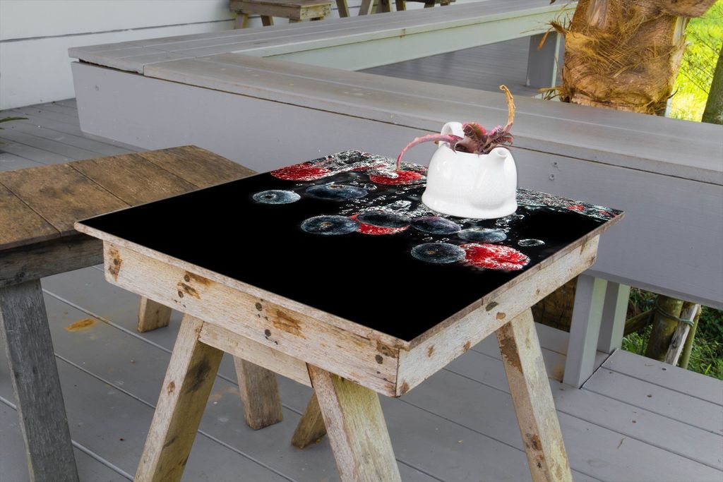Wallario selbstklebende Möbelfolie/ Tischdecke für Innen und Außen, Größe: 100 x 100 cm - Waldfrüchte im Wasser