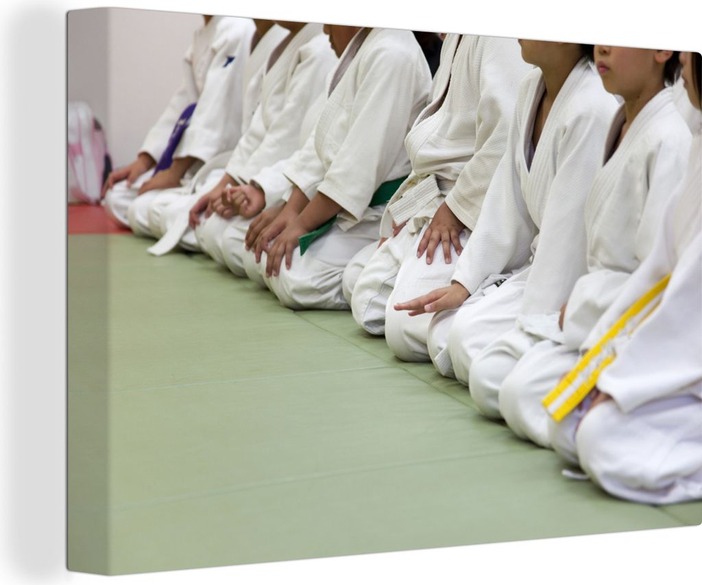 OneMillionCanvasses - Leinwandbilder - 140x90 cm, Kleine Mädchen sitzen auf der Matte wie Judokas, Wandbilder Kunstdruck Wanddekoration - Foto a...