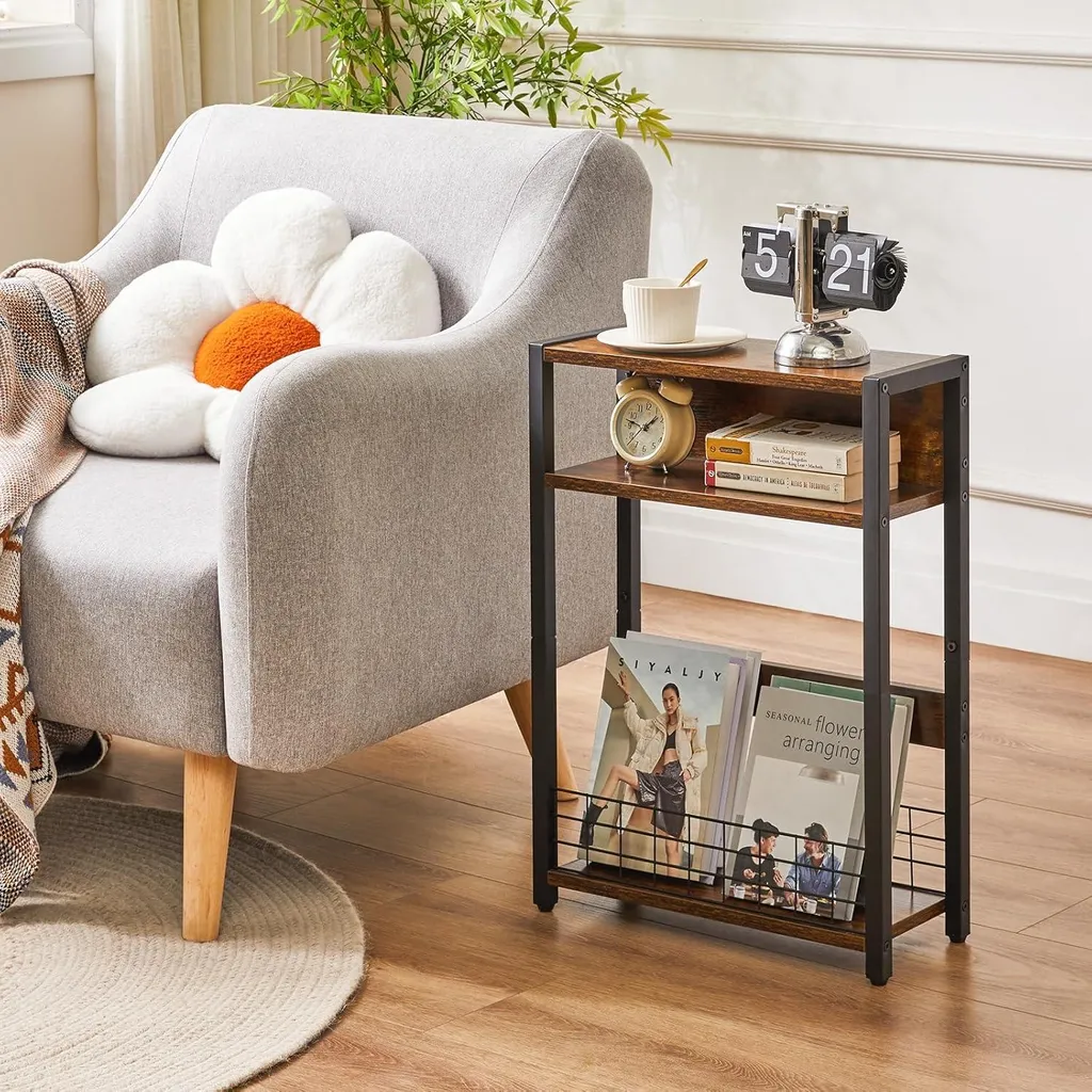 Table de salon étroite en bois marron pour petits espaces avec étagère