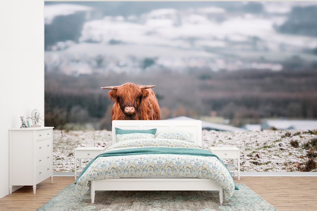 MuchoWow Fototapete für Wohnzimmer oder Schlafzimmer Wandtapete Vinyl Motivtapete Schottischer Highlander - Schnee - Berg - 295x220 cm - Wand Ta...