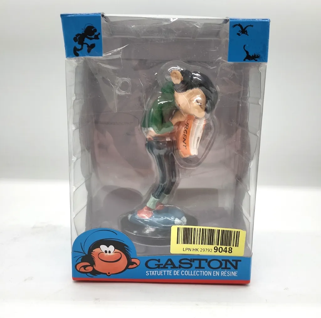 Figurine Gaston Lagaffe avec documents - Détails soignés peints à la main - 7