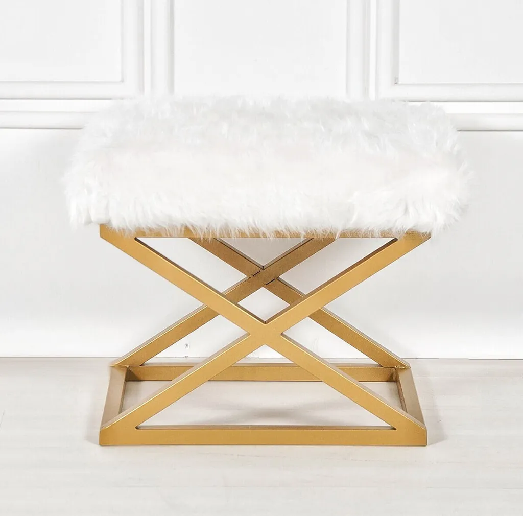 Pouf compact gain de place pour petit salon déco or et blanc chic