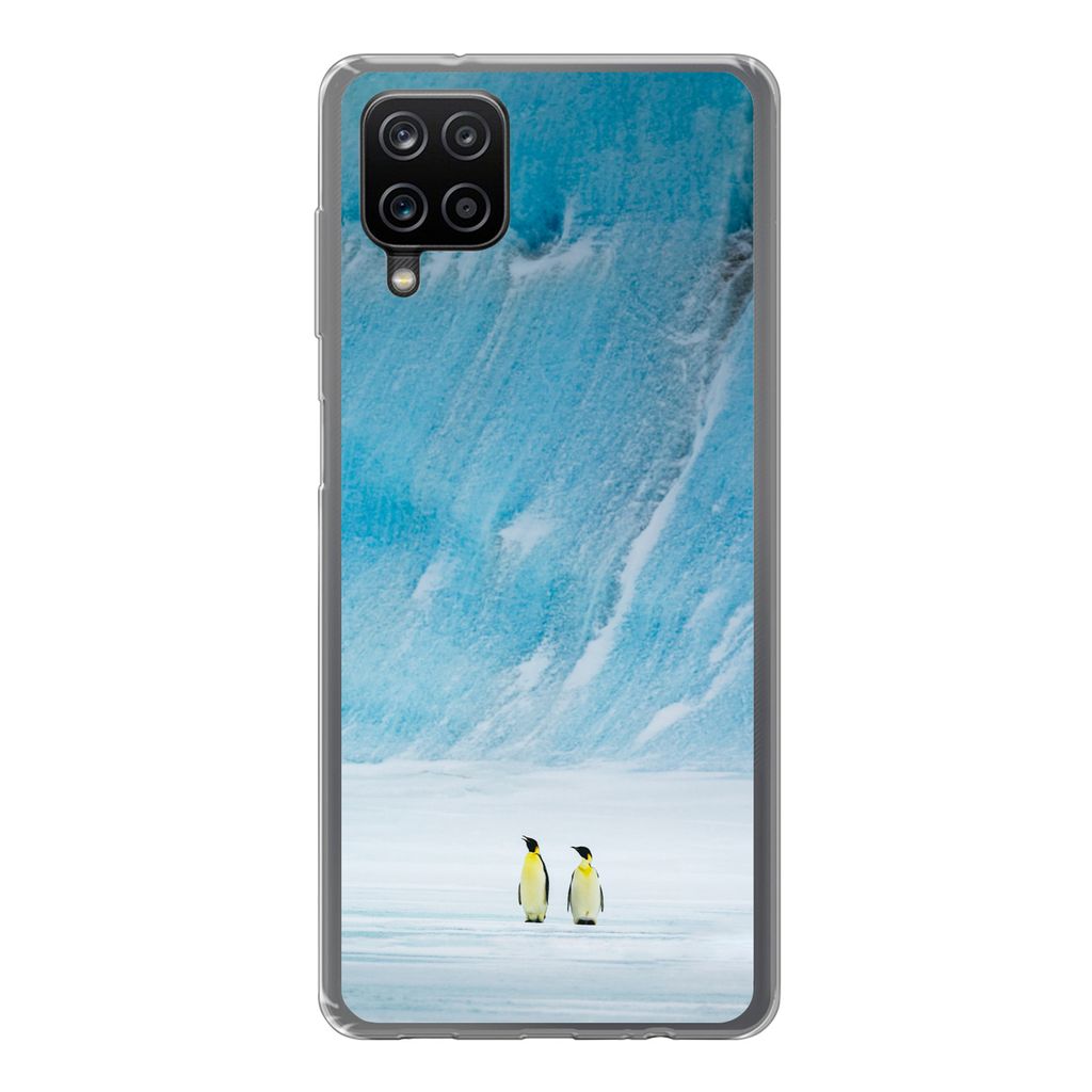 MuchoWow Handyhülle Schutzhülle Hülle für Samsung Galaxy A12 Zwei Kaiserpinguine vor einem Eisberg Silikon Softcase Handy Hülle - Bild