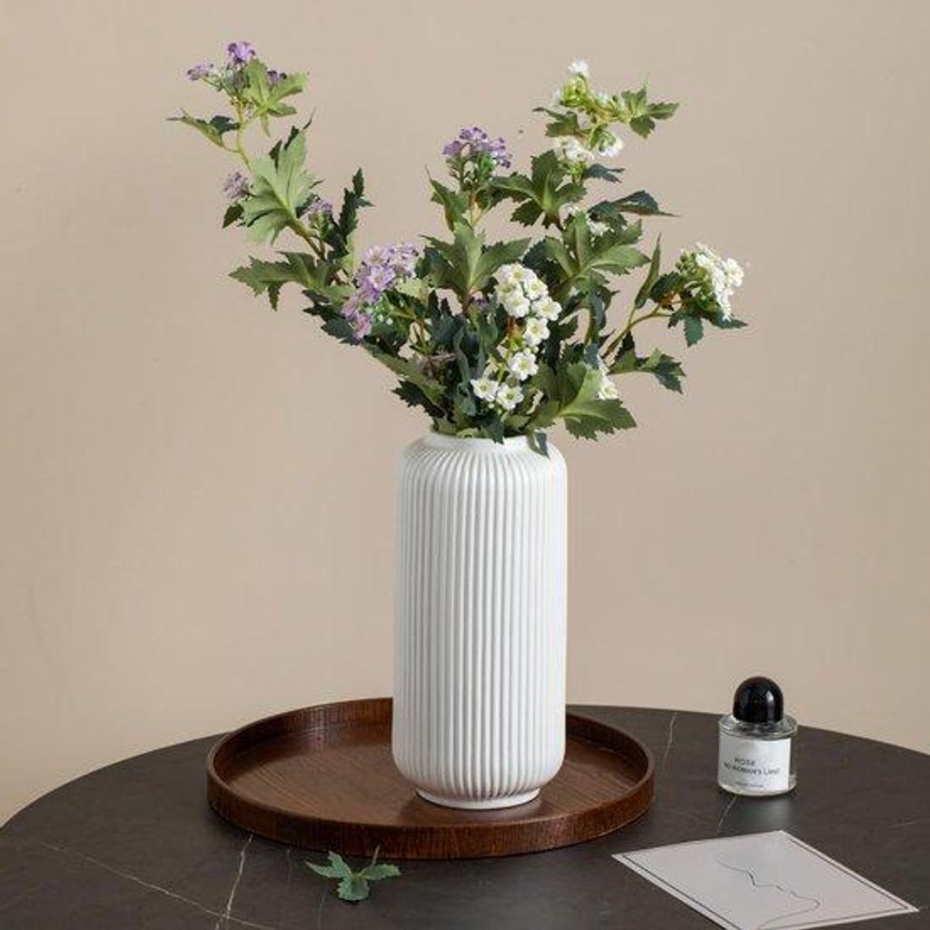 Keramische, geribbelde, wei, 25 cm hohe, moderne Tischvase für innenraumdeko