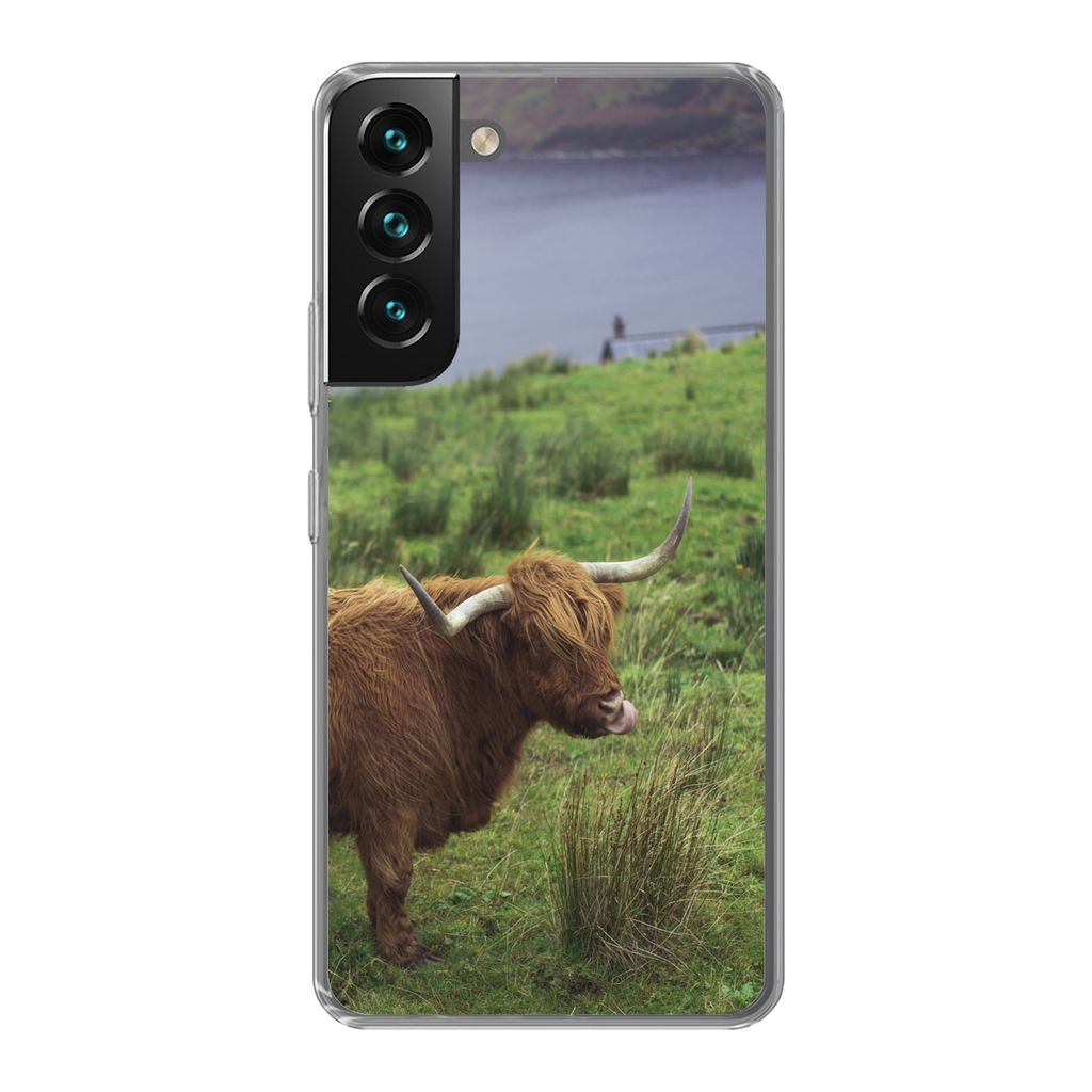 MuchoWow Handyhülle Schutzhülle Hülle für Samsung Galaxy S22 Schottische Highlander - Gras - Wasser - Tiere Silikon Softcase Handy Hülle - M...