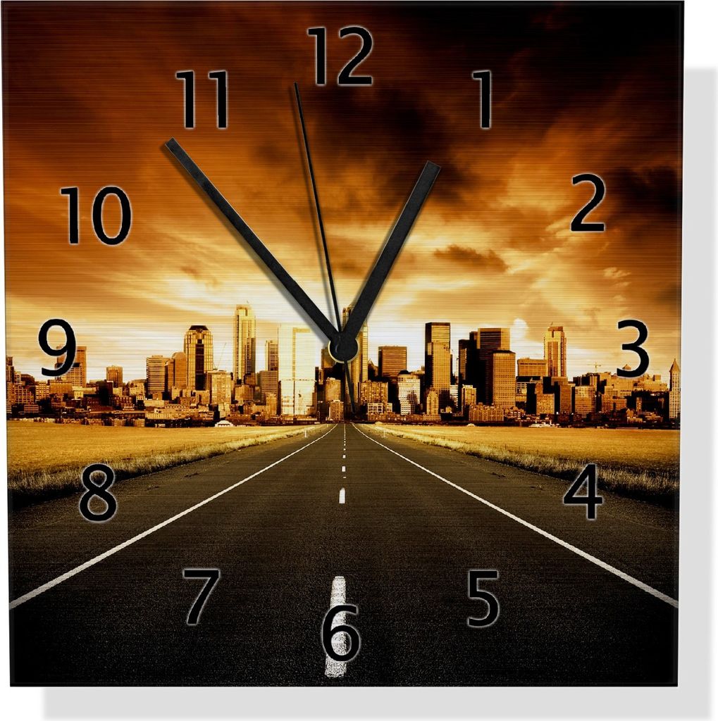 Wallario Design Wanduhr Skyline am Ende der Straße aus Aluverbund, Größe 30 x 30 cm