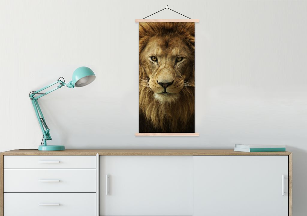 MuchoWow Textilposter Afrikanischer Löwe Porträt 60x120 cm mit holzfarbenen Rahmen - Holz
