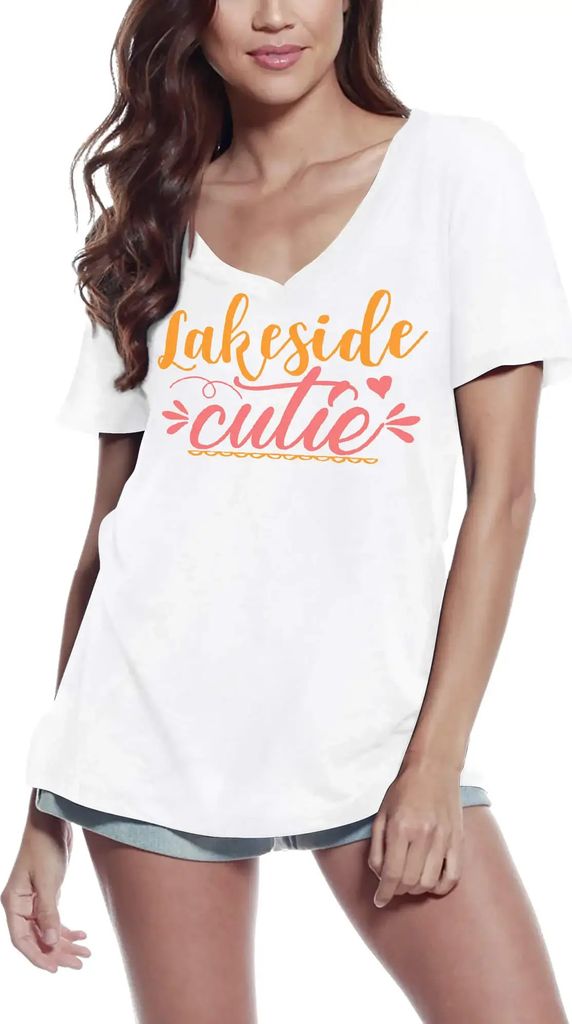 Damen Grafik T-Shirt V-Ausschnitt Seeufer-Schätzchen – Lakeside Cutie – Öko-Verantwortlich Vintage Jahrgang Kurzarm Lustige Druck Geburtstag ...