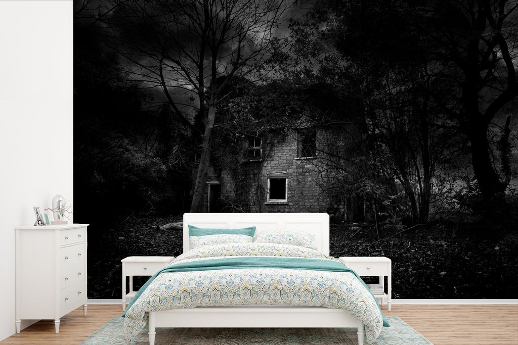 MuchoWow Fototapete für Wohnzimmer oder Schlafzimmer Wandtapete Vinyl Motivtapete Verlassenes Gebäude in einem Wald bei Nacht - schwarz und wei...