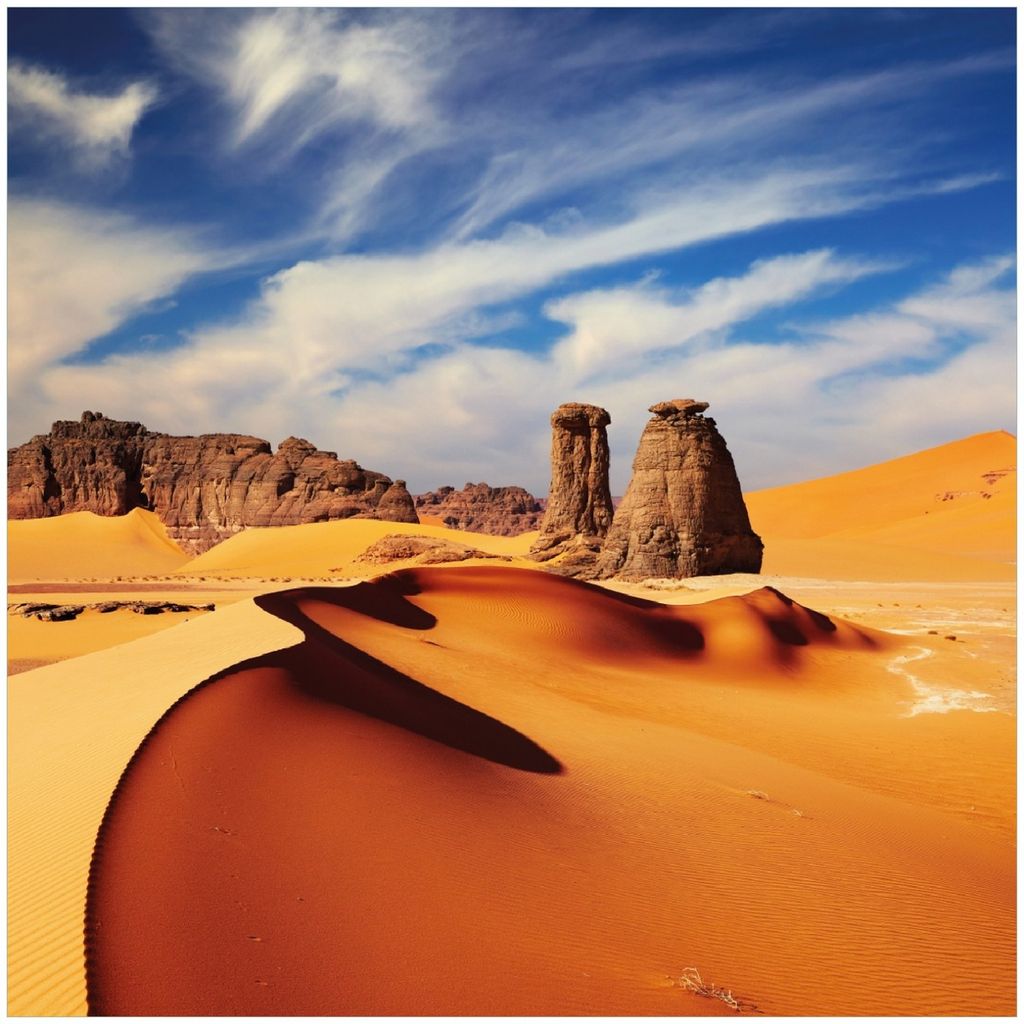 Wallario Premium Glasbild, freischwebende Optik, kräftige Farben, Größe 30 x 30 cm Motiv Felsen und Sand in der Sahara Wüste
