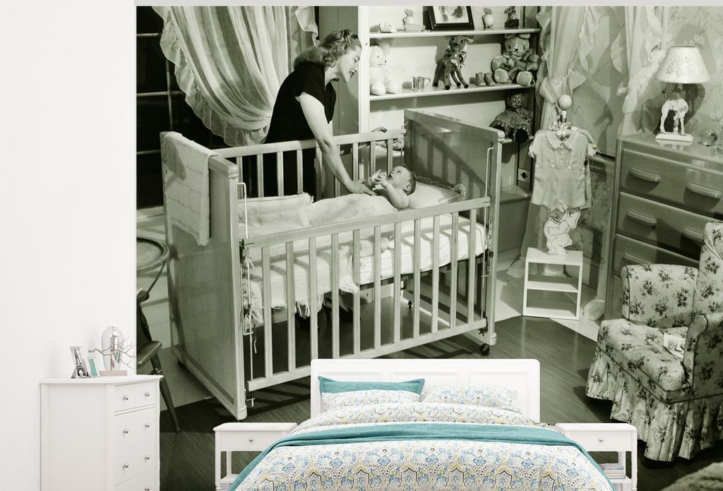 MuchoWow Fototapete für Wohnzimmer oder Schlafzimmer Wandtapete Vinyl Motivtapete Eine Mutter schaut ihr Kind im Kinderzimmer an - 325x260 cm - ...