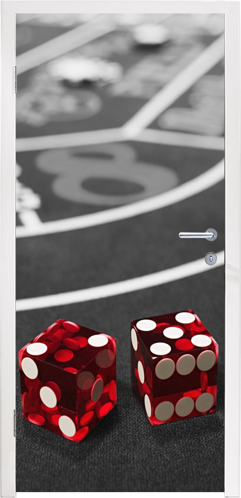 MuchoWow Türtapete Selbstklebende Türfolie Ein Schwarz-Weiß-Foto von einem Pokertisch mit roten Würfeln 95x215 cm Türposter Türaufkleber Kl...