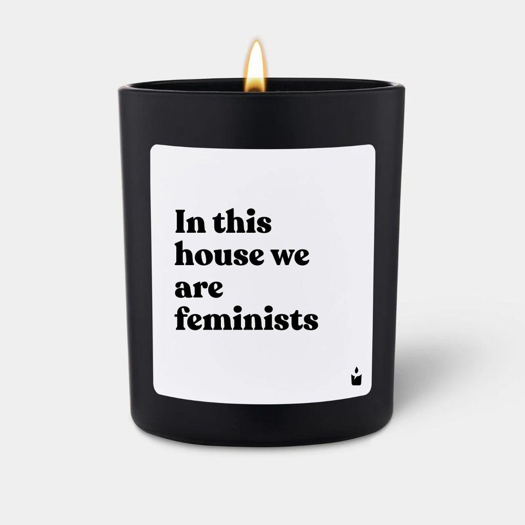 ChattyCandles Duftkerze Schwarz Woody In this house we are feminists
