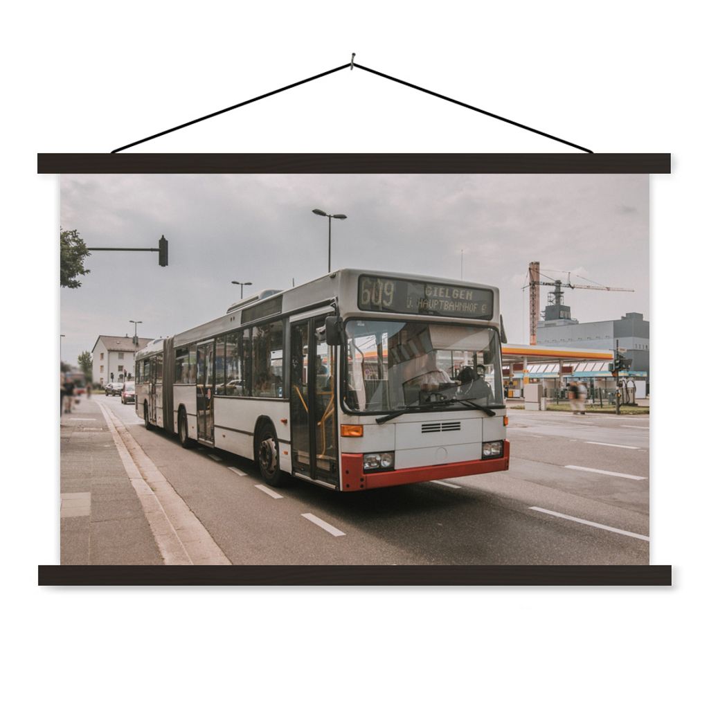 MuchoWow Textilposter Ein moderner deutscher Stadtbus 60x40 cm mit schwarzem Rahmen - Hölzernes