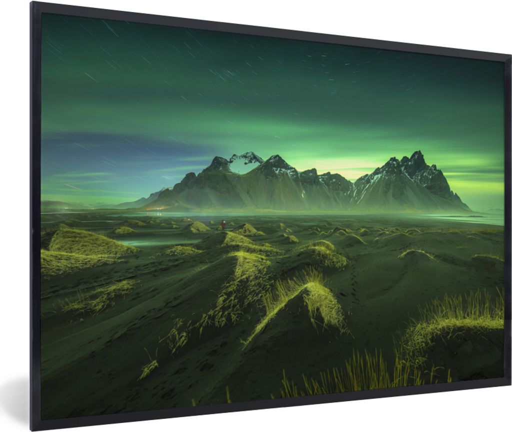 MuchoWow MuchoWow Gerahmtes Poster Nordlichter - Berg - Grün - Island 90x60 cm - Poster mit zchwarzem Bilderrahmen - Fotorahmen - Foto-Plakat