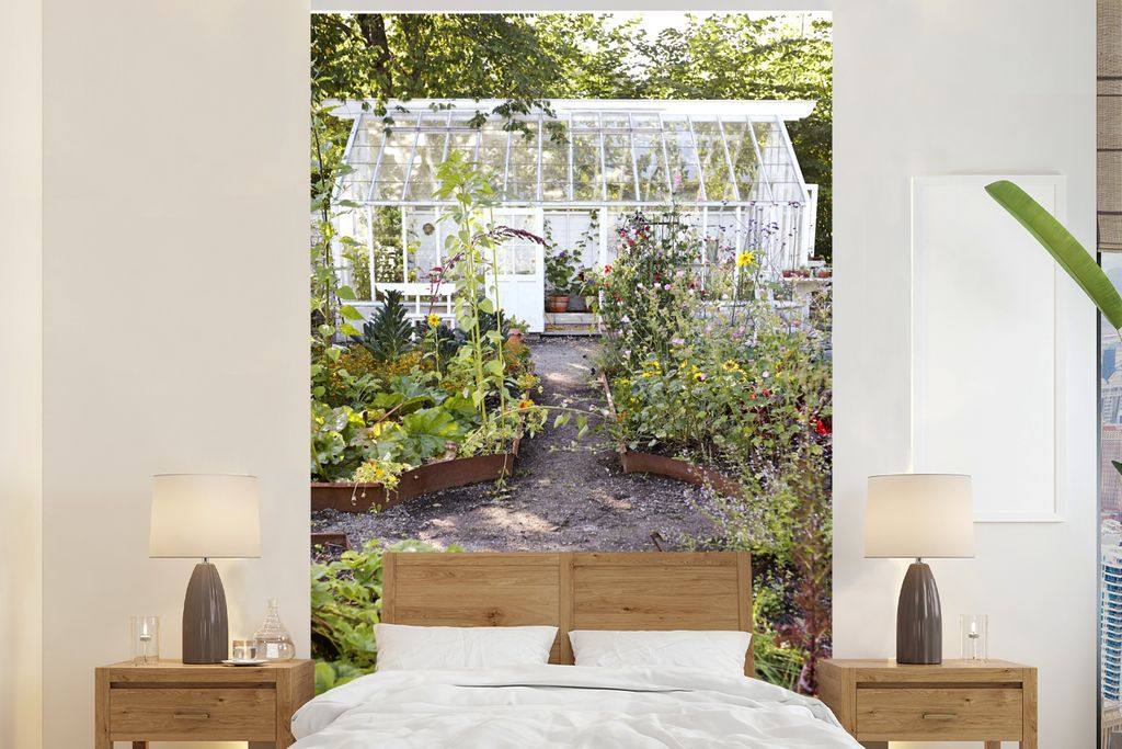 MuchoWow Fototapete für Wohnzimmer oder Schlafzimmer Wandtapete Vinyl Motivtapete Gemüsegarten und Gewächshaus - 155x240 cm - Tapete