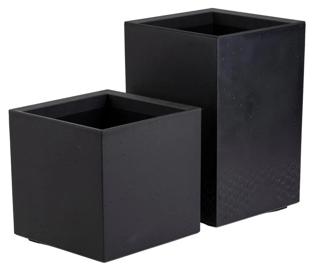 Aménager terrasse ou salon avec 2 pots de fleurs sur roulettes noirs