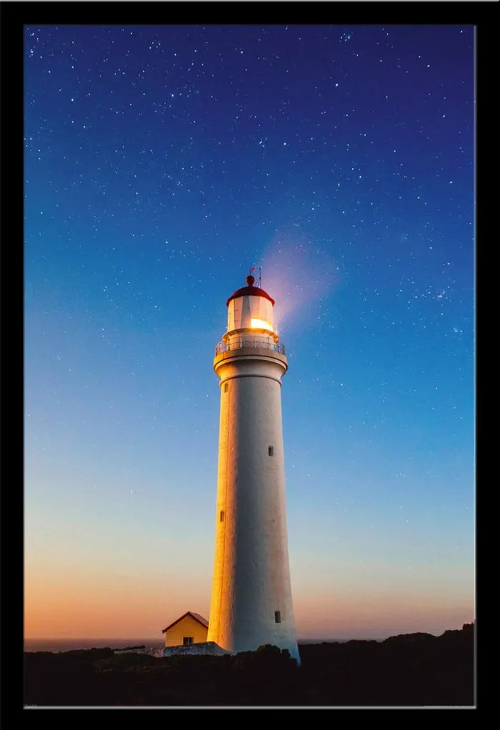 Affiche Phare Sous les Étoiles pour une Ambiance de Nuit Calme et Cadre Noir