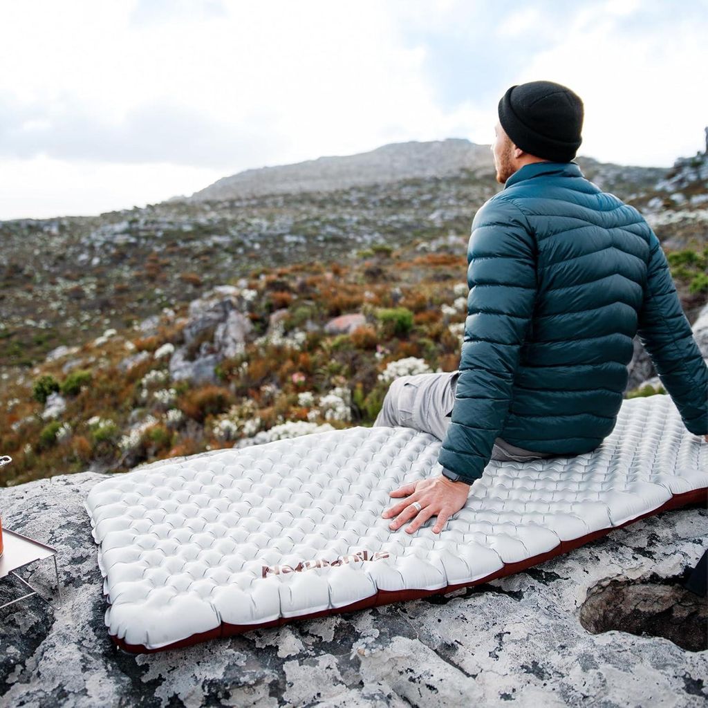 5.8 R-Wert Campingmatte 4 Jahreszeiten Ultraleicht Selbstaufblasend Nachhaltige Luftmatratze mit Aufblasbarem Sack, geeignet für Wandern und Campen