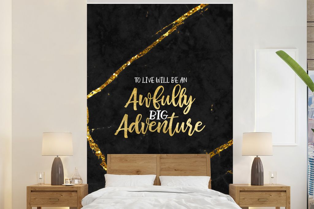 MuchoWow Fototapete für Wohnzimmer oder Schlafzimmer Wandtapete Vinyl Motivtapete Zitate - Abenteuer - Gold - Glitzer - 145x220 cm - Wanddekoration