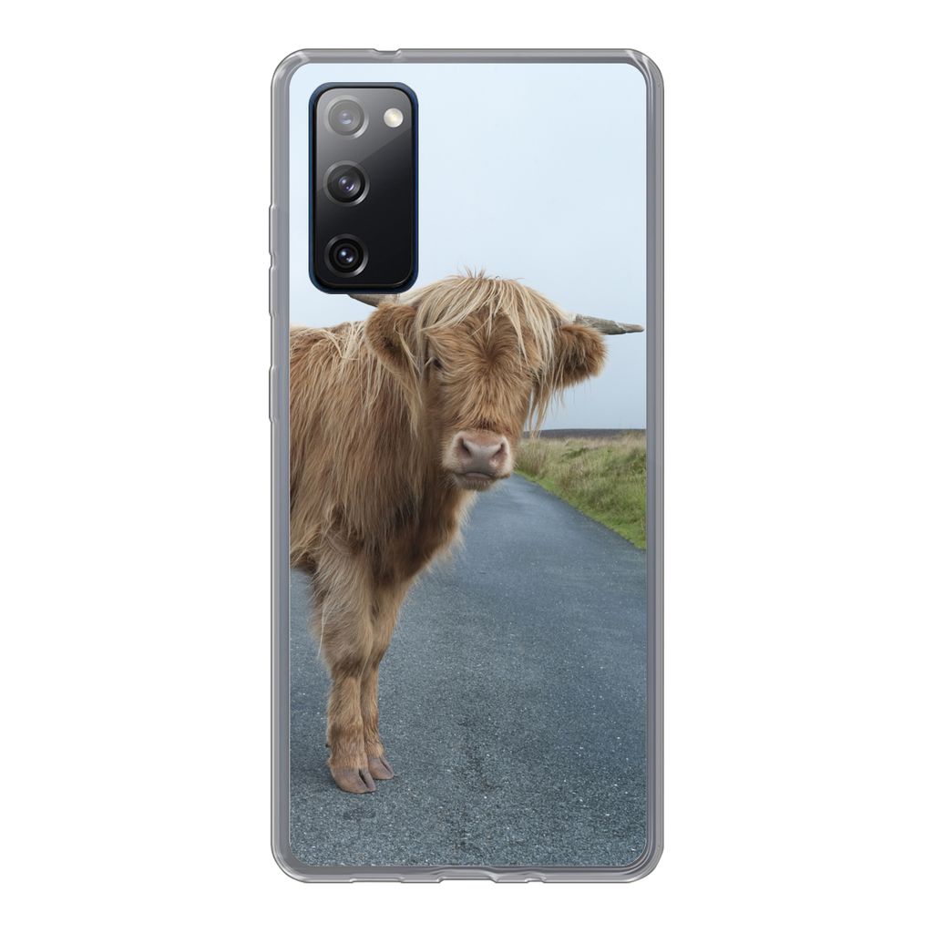 MuchoWow Handyhülle Schutzhülle Hülle für Samsung Galaxy S20 FE Scottish Highlander - Straße - Gras Silikon Softcase Handy Hülle - Abdeckung